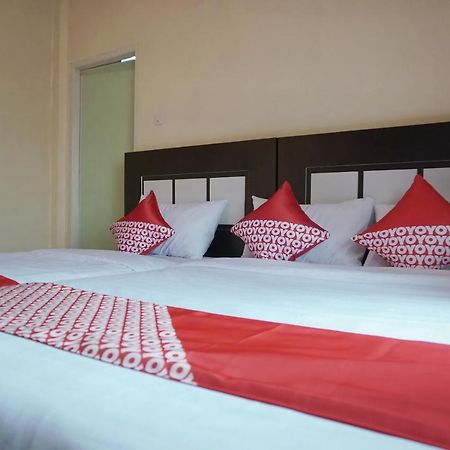 Oyo 1394 Rumaisa Homestay Syariah Pekanbaru Buitenkant foto