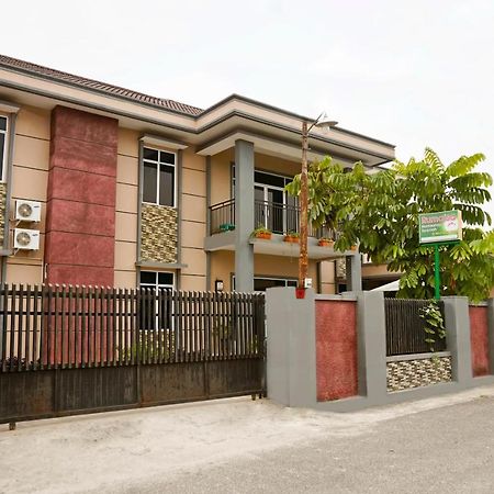 Oyo 1394 Rumaisa Homestay Syariah Pekanbaru Buitenkant foto