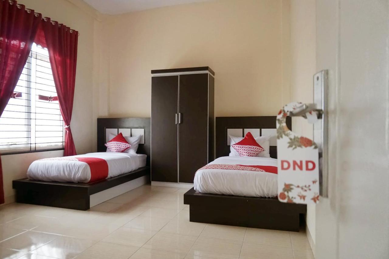 Oyo 1394 Rumaisa Homestay Syariah Pekanbaru Buitenkant foto