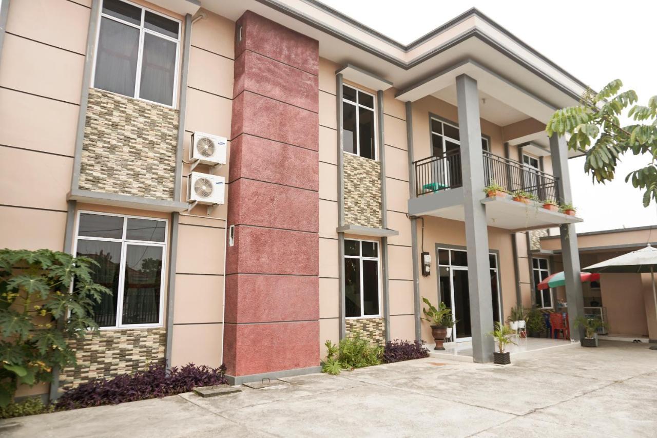Oyo 1394 Rumaisa Homestay Syariah Pekanbaru Buitenkant foto