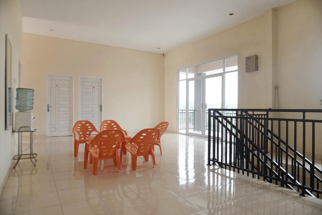 Oyo 1394 Rumaisa Homestay Syariah Pekanbaru Buitenkant foto