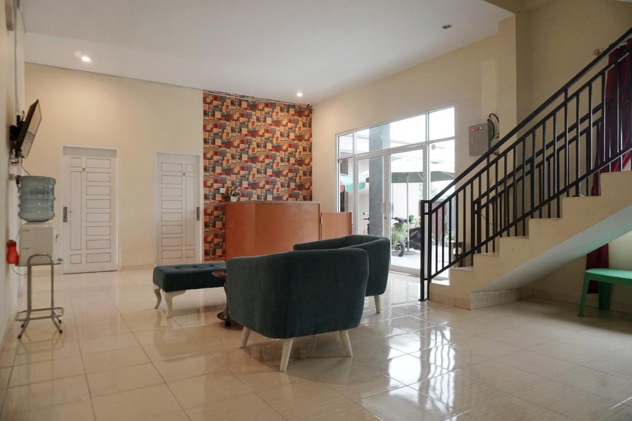 Oyo 1394 Rumaisa Homestay Syariah Pekanbaru Buitenkant foto