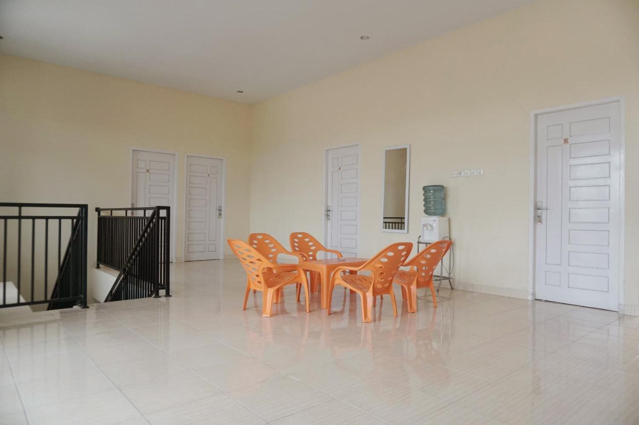Oyo 1394 Rumaisa Homestay Syariah Pekanbaru Buitenkant foto