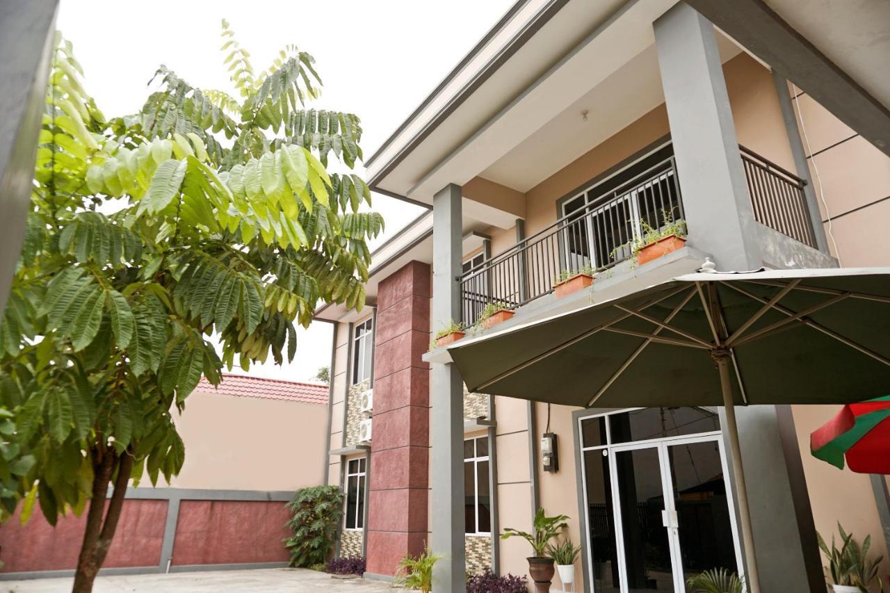 Oyo 1394 Rumaisa Homestay Syariah Pekanbaru Buitenkant foto