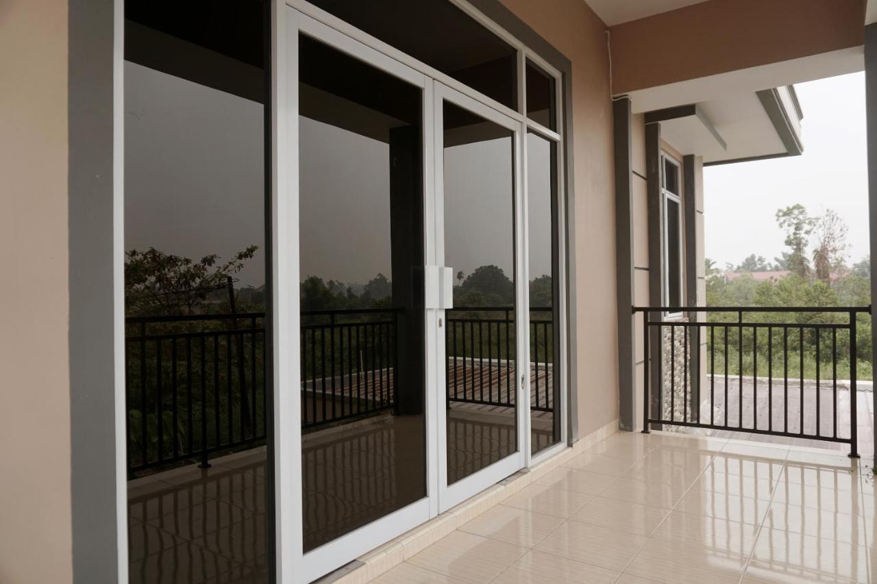 Oyo 1394 Rumaisa Homestay Syariah Pekanbaru Buitenkant foto