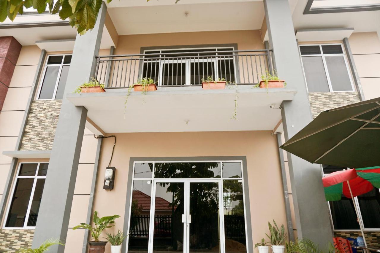 Oyo 1394 Rumaisa Homestay Syariah Pekanbaru Buitenkant foto